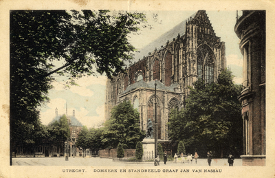 604357 Gezicht op het Domplein te Utrecht, met de Domkerk en het standbeeld van graaf Jan van Nassau.